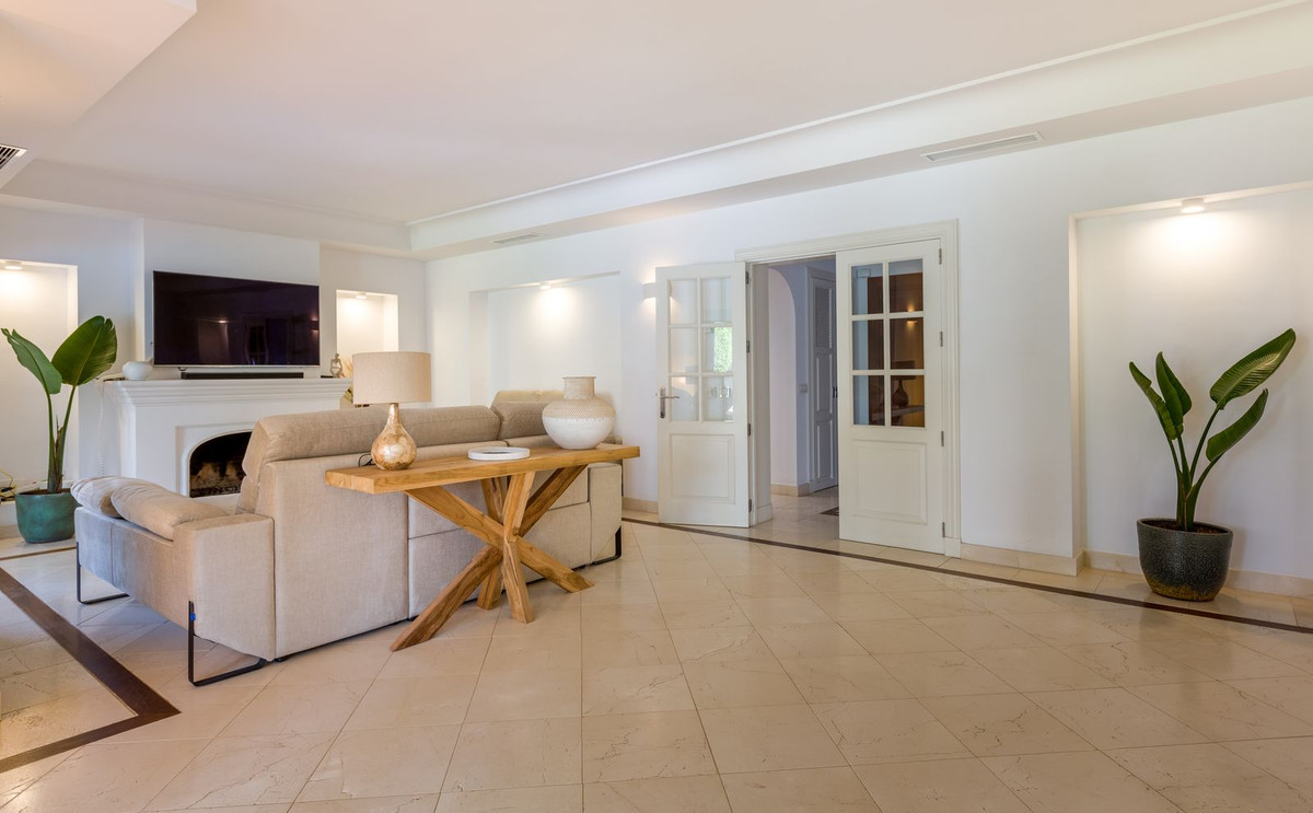 Casa de 6 Dormitorios y 6 Baños en alquiler en Guadalmina Baja, San Pedro de Alcántara