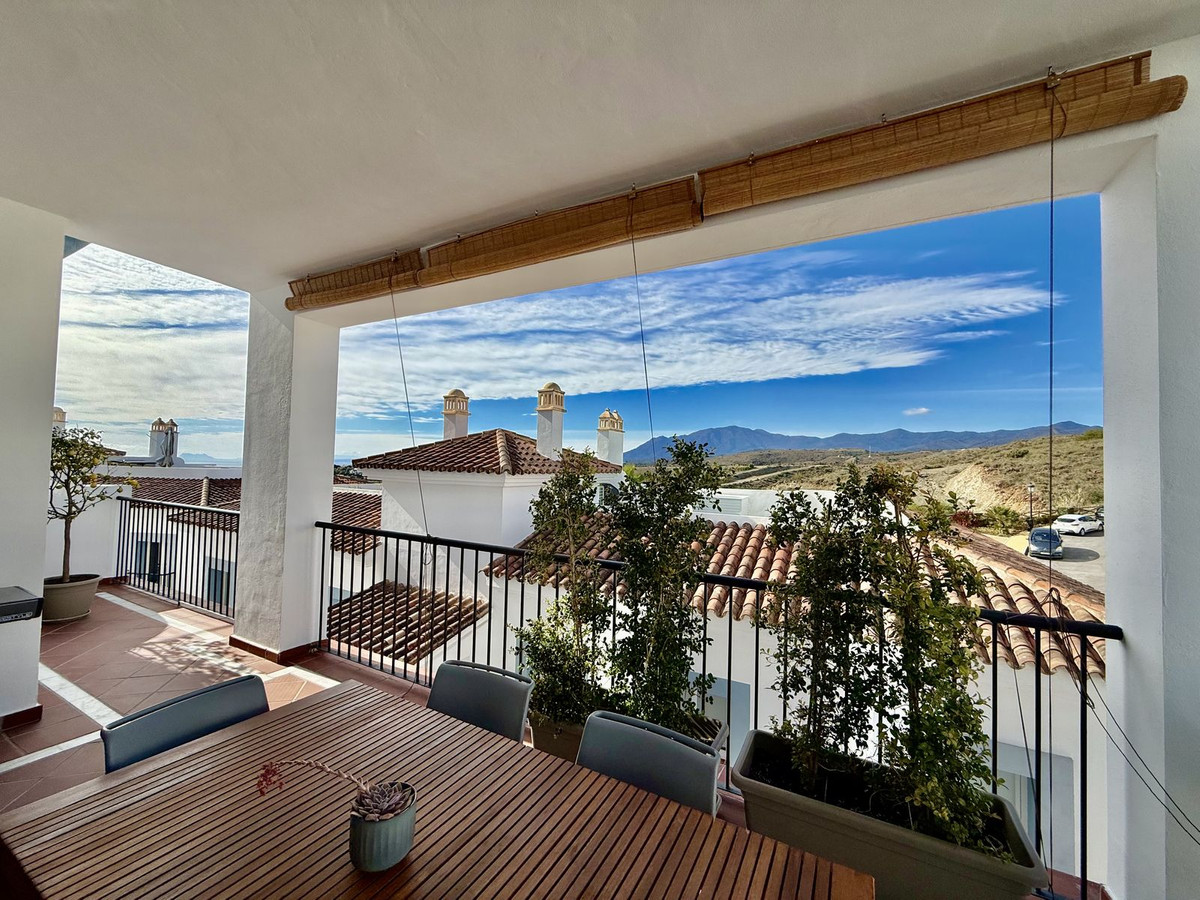 Piso de 3 Dormitorios y 2 Baños en venta en El Paraíso, Estepona
