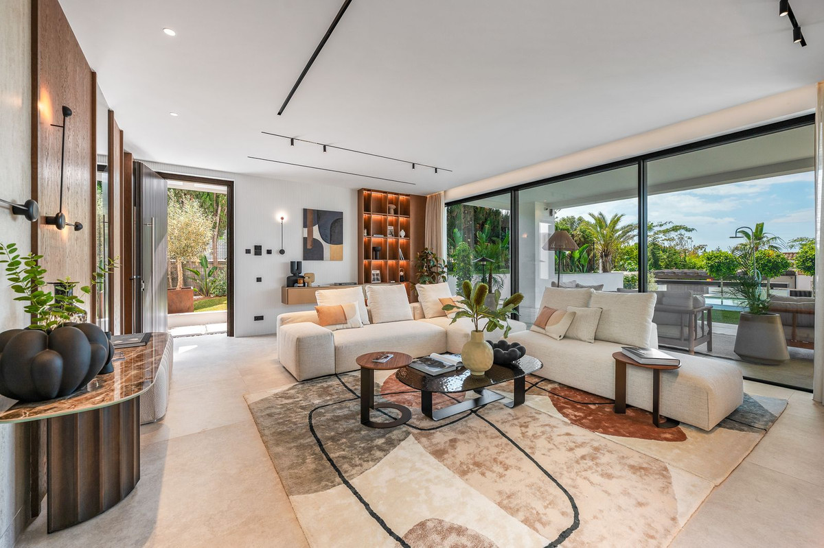 Casa de 6 Dormitorios y 8 Baños en venta en Marbesa, Marbella