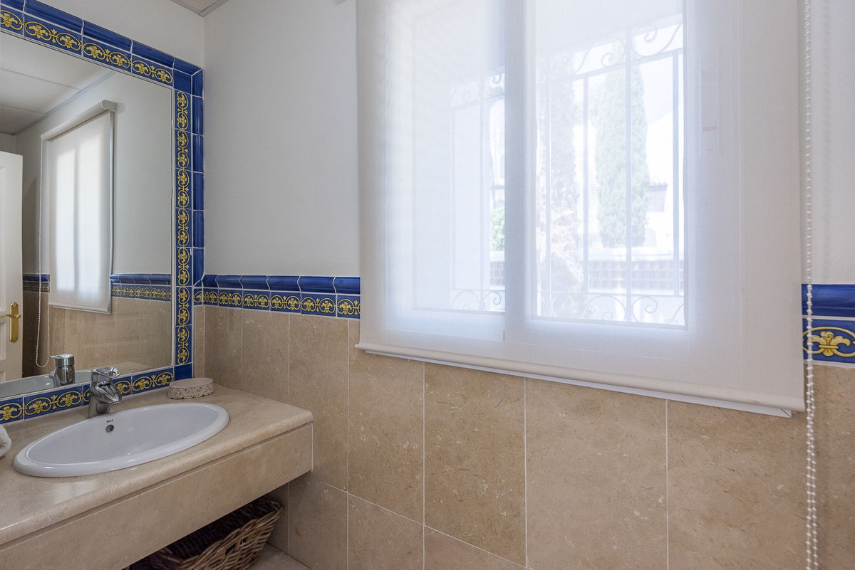 Casa de 4 Dormitorios y 4 Baños en alquiler en Guadalmina Baja, San Pedro de Alcántara