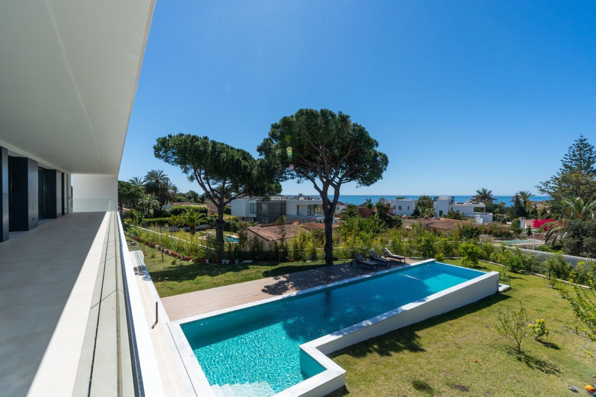 Casa de 6 Dormitorios y 4 Baños en venta en Marbesa, Marbella