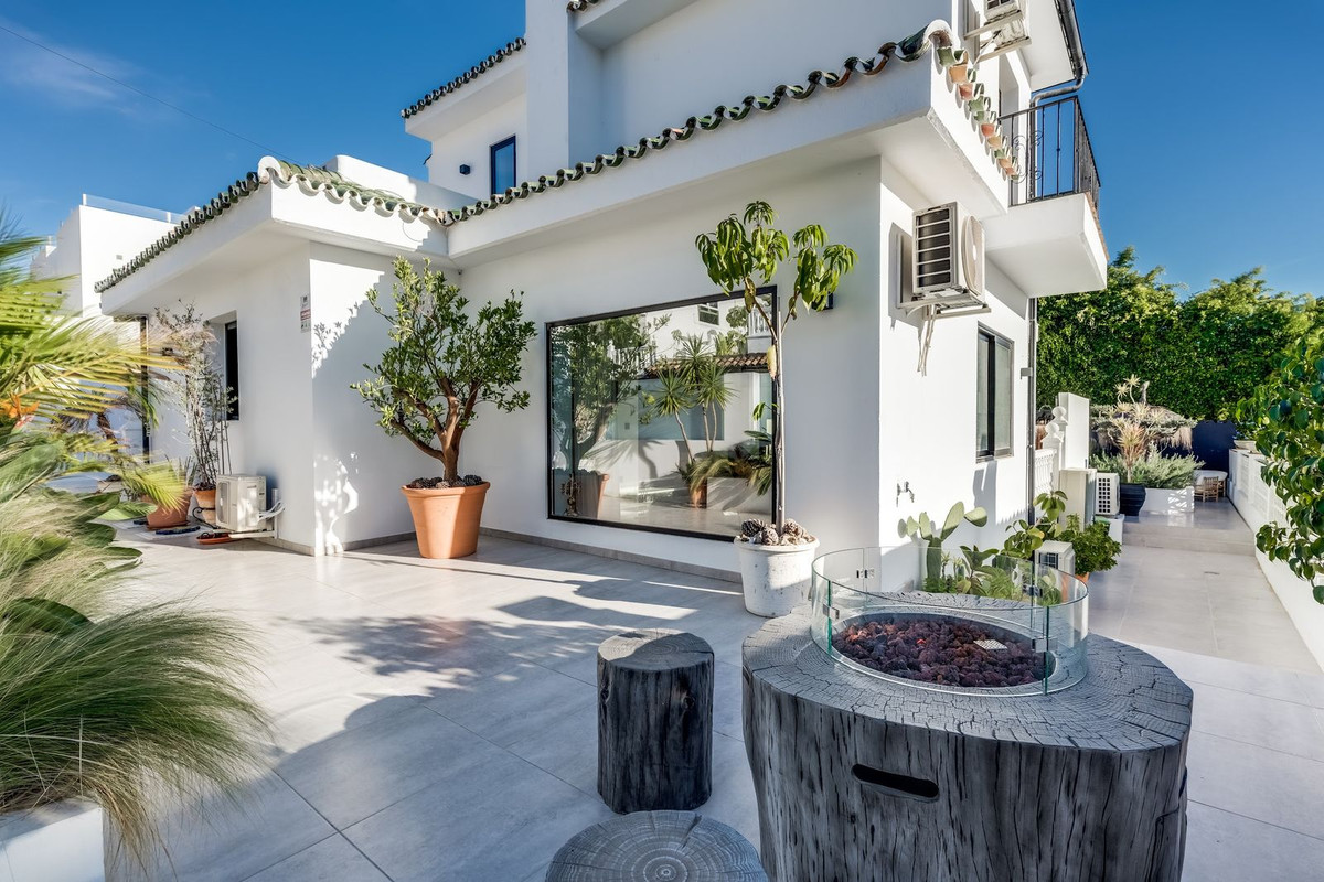 Casa de 5 Dormitorios en venta en Nueva Andalucía, Marbella