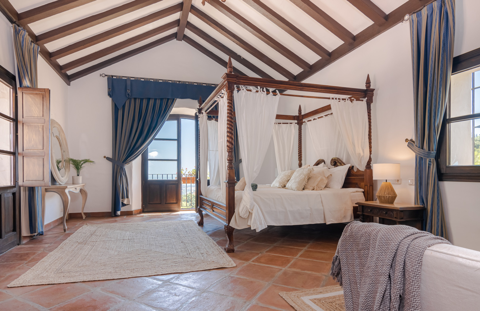 Casa de 7 Dormitorios y 7 Baños en alquiler en El Madroñal, Benahavís
