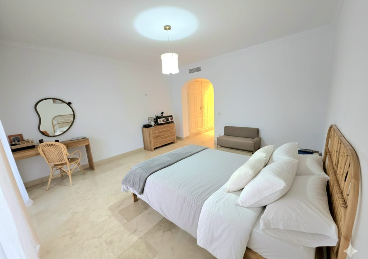 Piso de 2 Dormitorios en alquiler en Milla de Oro, Marbella