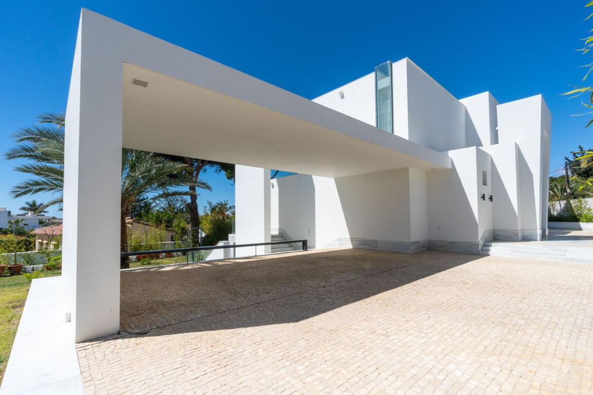 Casa de 6 Dormitorios y 4 Baños en venta en Marbesa, Marbella