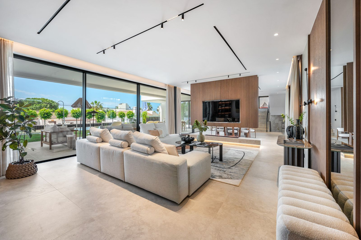 Casa de 6 Dormitorios y 8 Baños en venta en Marbesa, Marbella