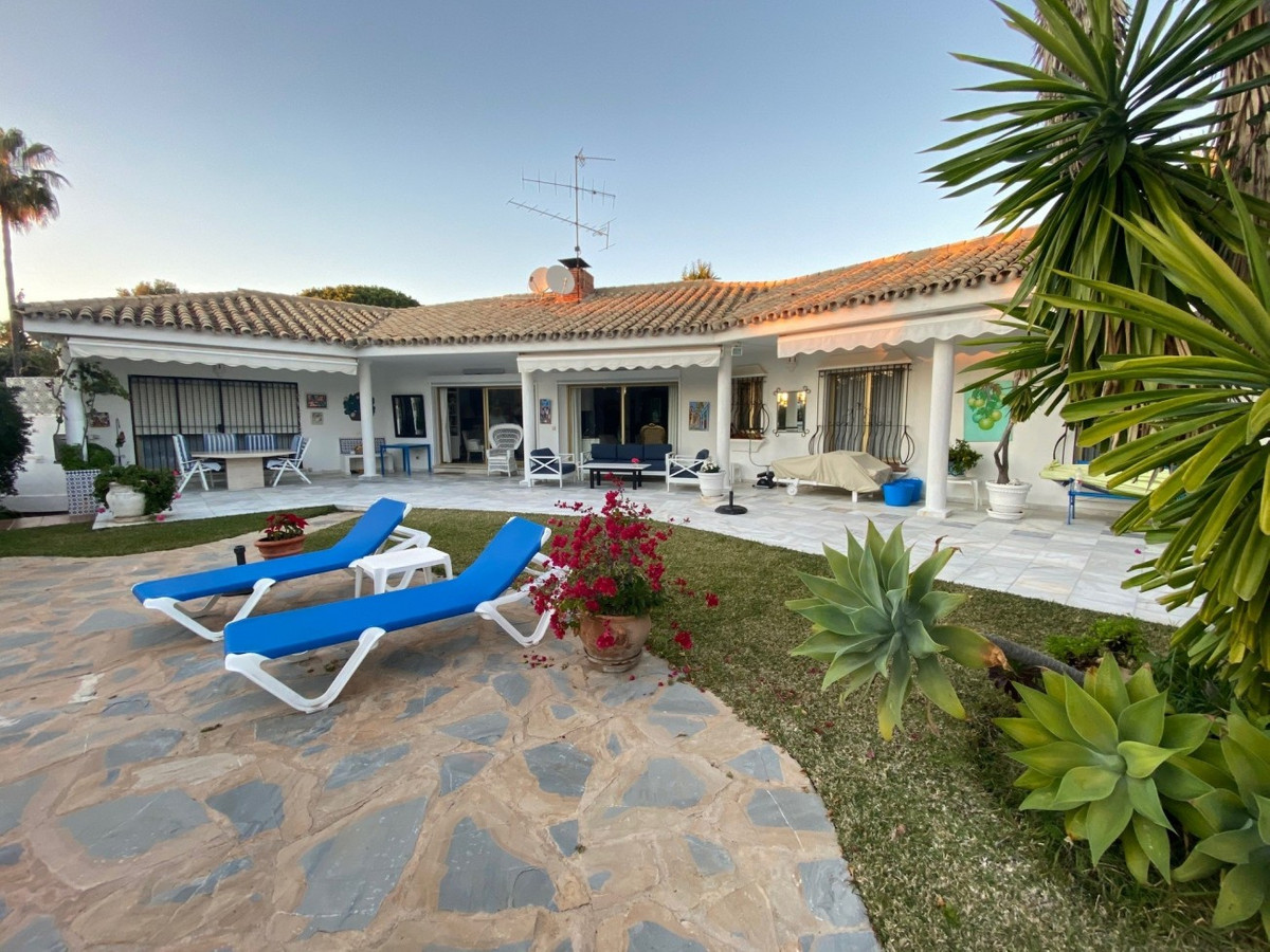 Casa de 4 Dormitorios en venta en Las Chapas, Marbella