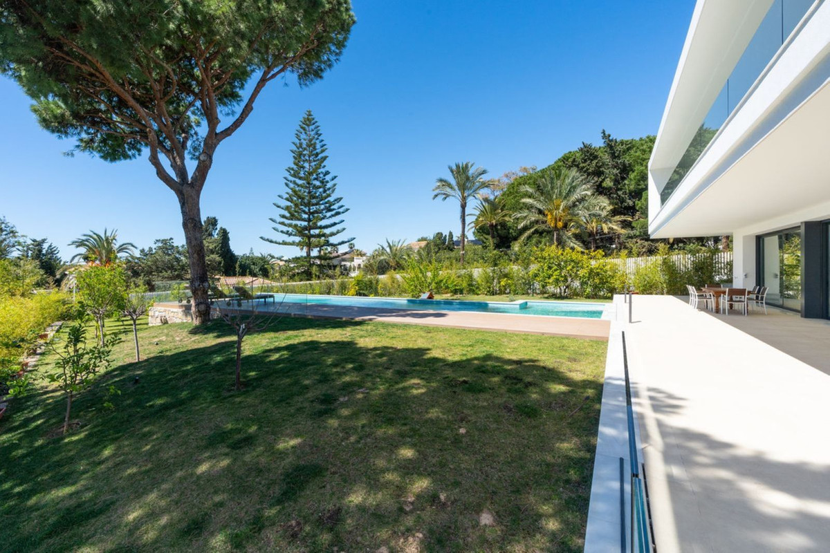 Casa de 6 Dormitorios y 4 Baños en venta en Marbesa, Marbella