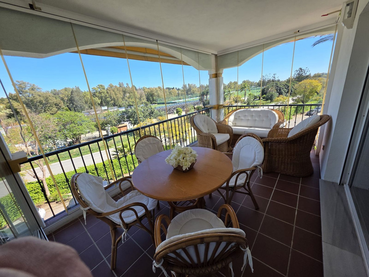 Piso de 3 Dormitorios en venta en Nueva Andalucía, Marbella