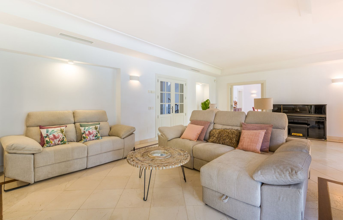 Casa de 6 Dormitorios y 6 Baños en alquiler en Guadalmina Baja, San Pedro de Alcántara