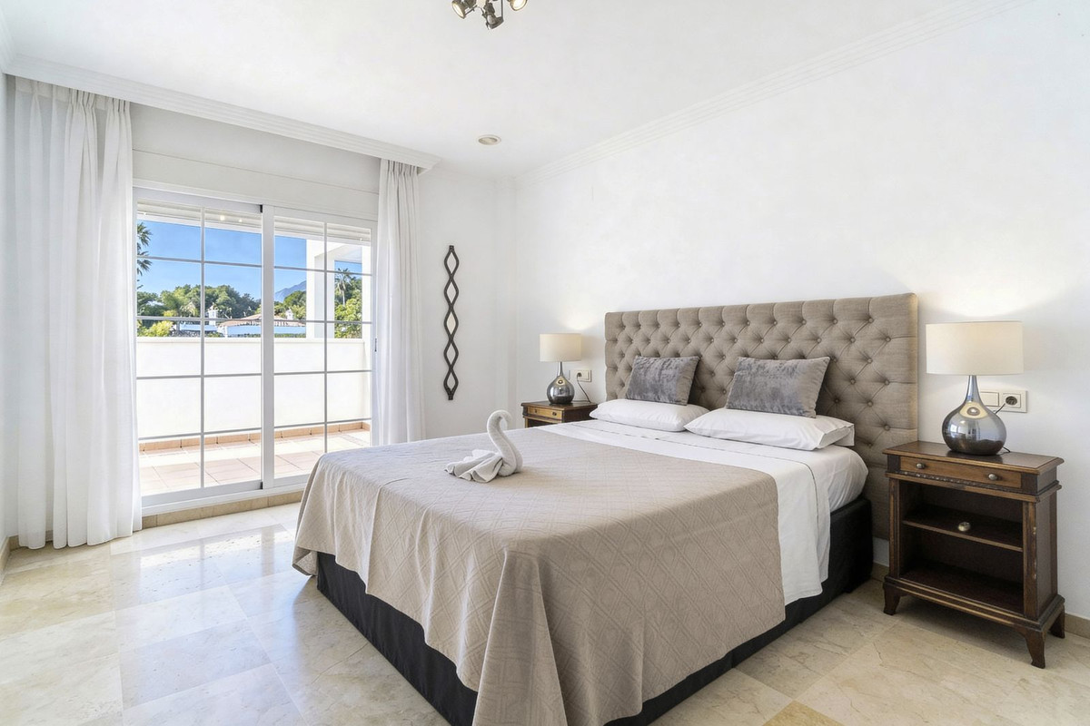 Piso de 3 Dormitorios y 2 Baños en alquiler en Río Real, Marbella