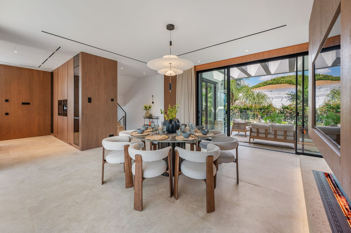 Casa de 6 Dormitorios y 8 Baños en venta en Marbesa, Marbella