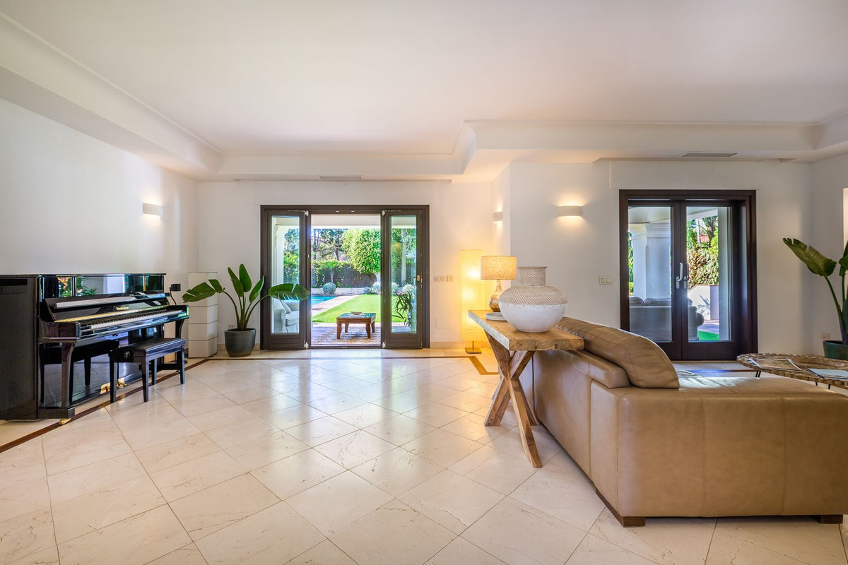 Casa de 6 Dormitorios y 6 Baños en alquiler en Guadalmina Baja, San Pedro de Alcántara