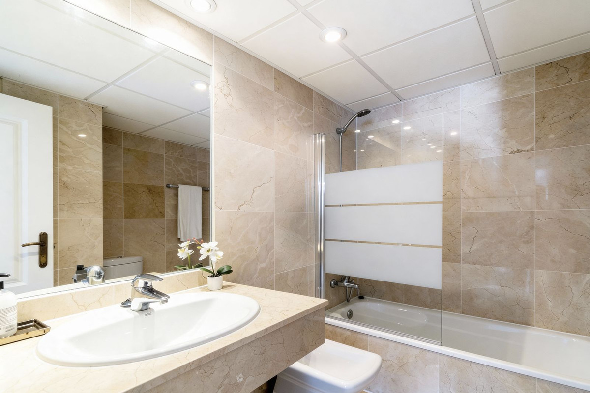 Piso de 3 Dormitorios y 2 Baños en alquiler en Río Real, Marbella