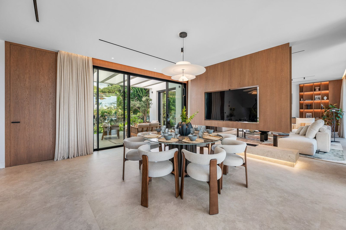 Casa de 6 Dormitorios y 8 Baños en venta en Marbesa, Marbella
