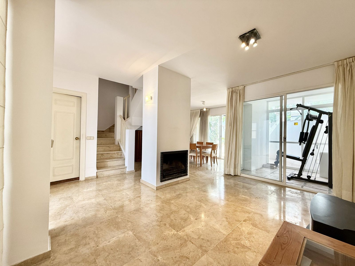 Casa Adosada de 3 Dormitorios en venta en Nueva Andalucía, Marbella