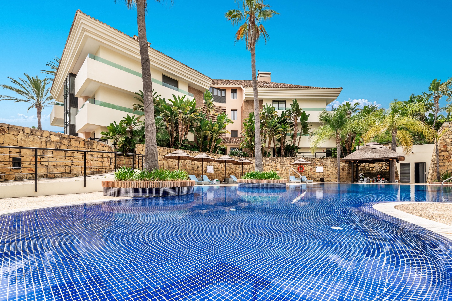 Piso de 3 Dormitorios y 3 Baños en venta en Los Monteros, Marbella