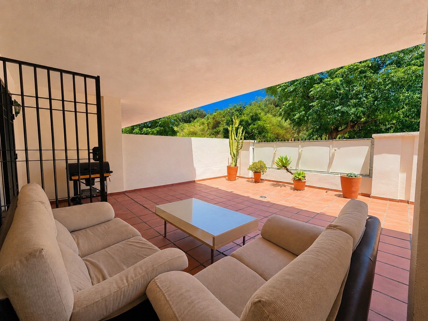 Piso de 2 Dormitorios y 2 Baños en venta en Nueva Andalucía, Marbella