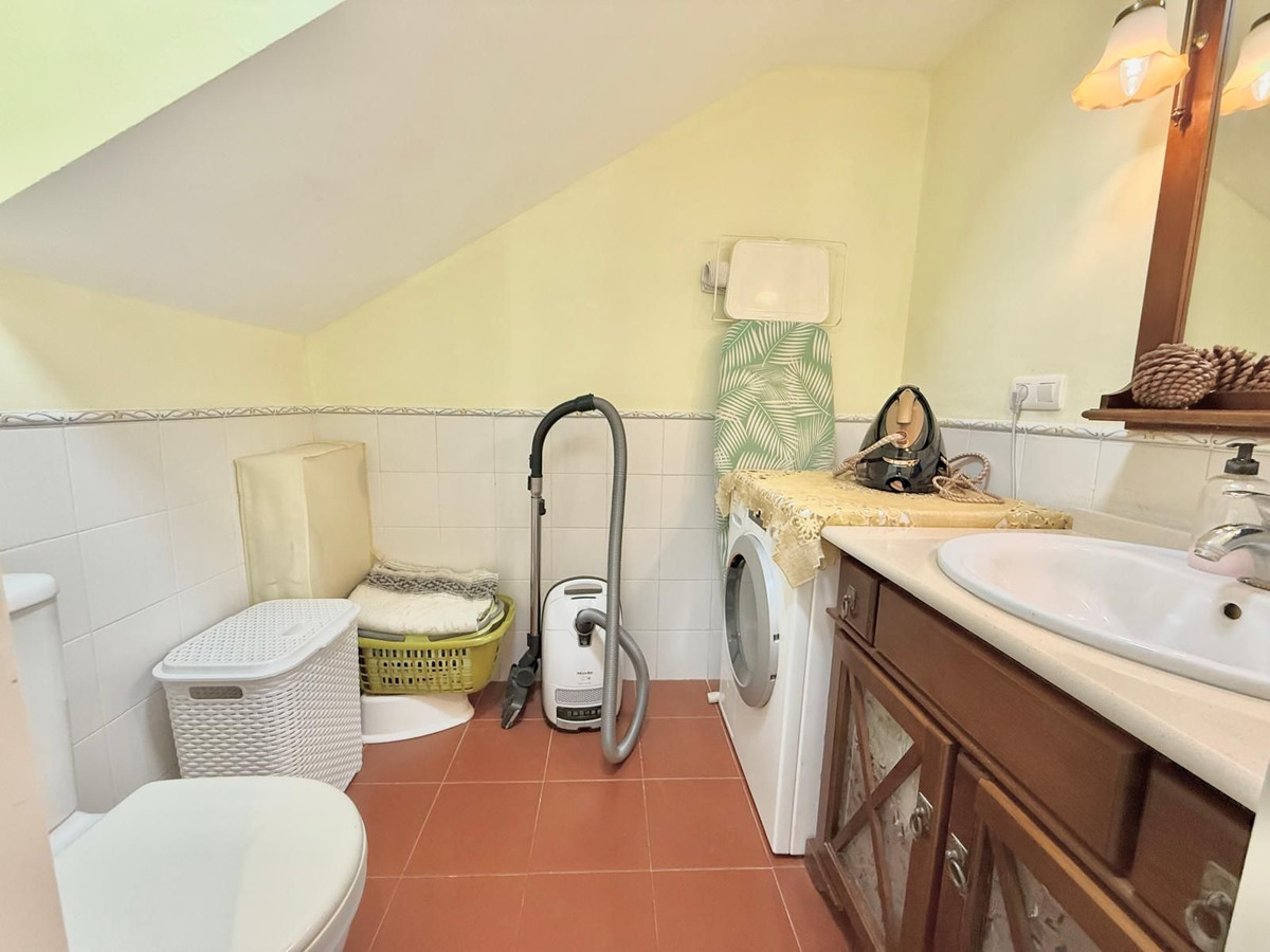 Casa Adosada de 5 Dormitorios y 3 Baños en venta en Riviera del Sol, Mijas