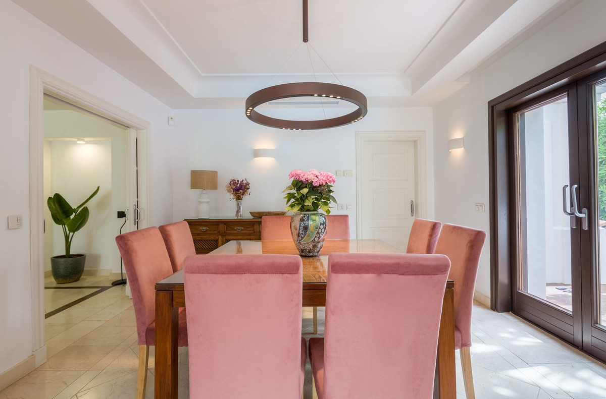 Casa de 6 Dormitorios y 6 Baños en alquiler en Guadalmina Baja, San Pedro de Alcántara