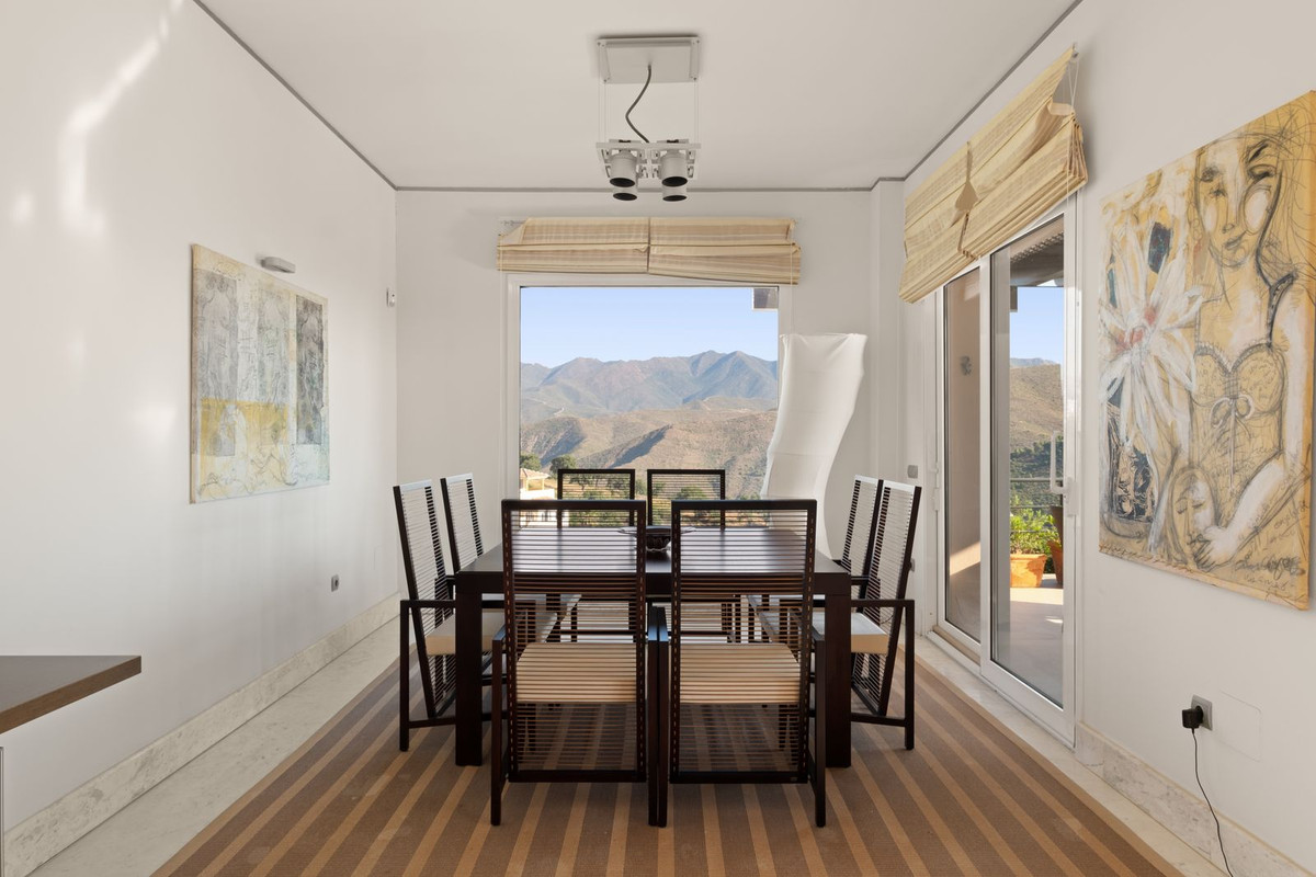 Casa de 5 Dormitorios y 4 Baños en venta en La Mairena, Marbella
