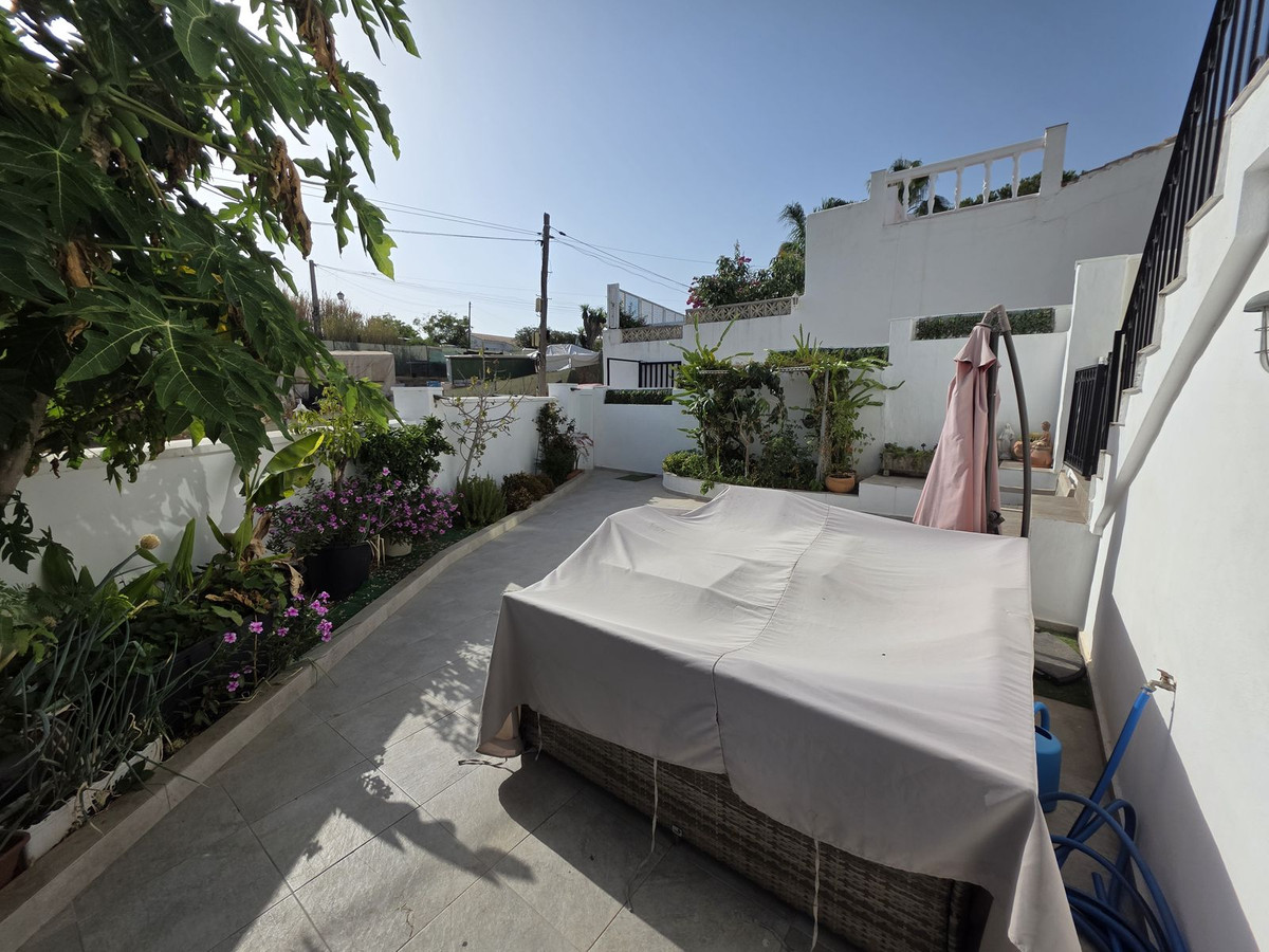 Casa Adosada de 3 Dormitorios y 3 Baños en venta en Nueva Milla de Oro, Estepona