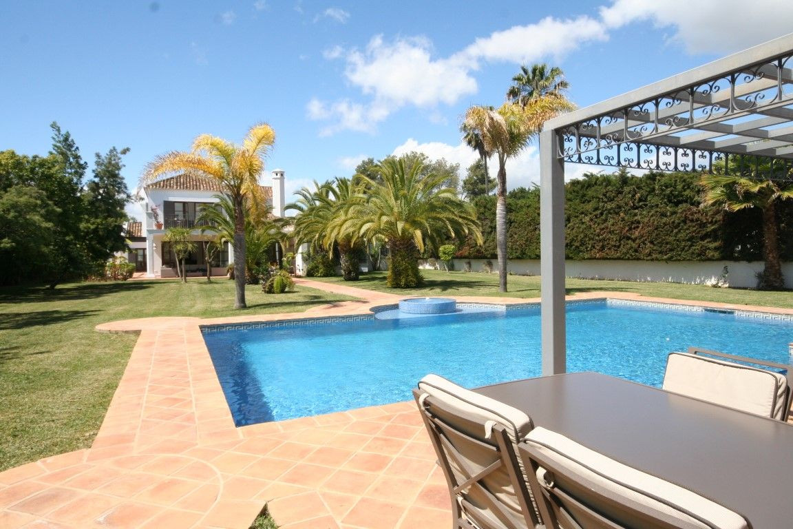 Casa de 6 Dormitorios y 8 Baños en venta en Guadalmina Baja, San Pedro de Alcántara