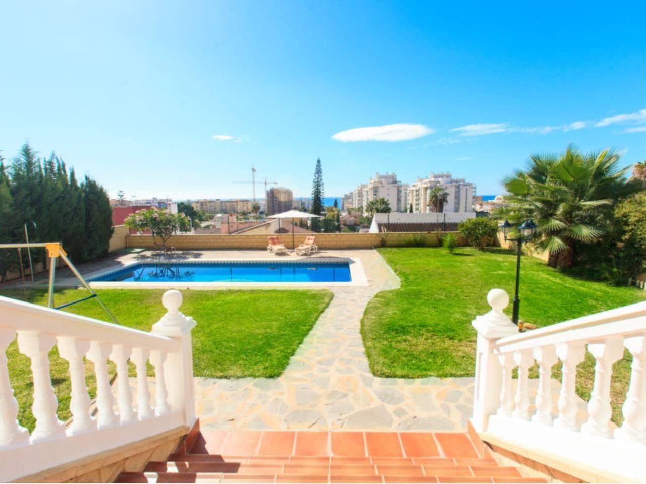 Casa Adosada de 5 Dormitorios en alquiler vacacional en Rincón de la Victoria