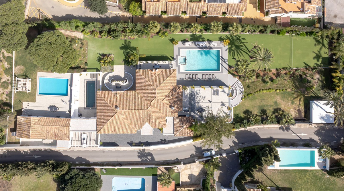 6 Bed - Villa for Sale in Atalaya, Estepona