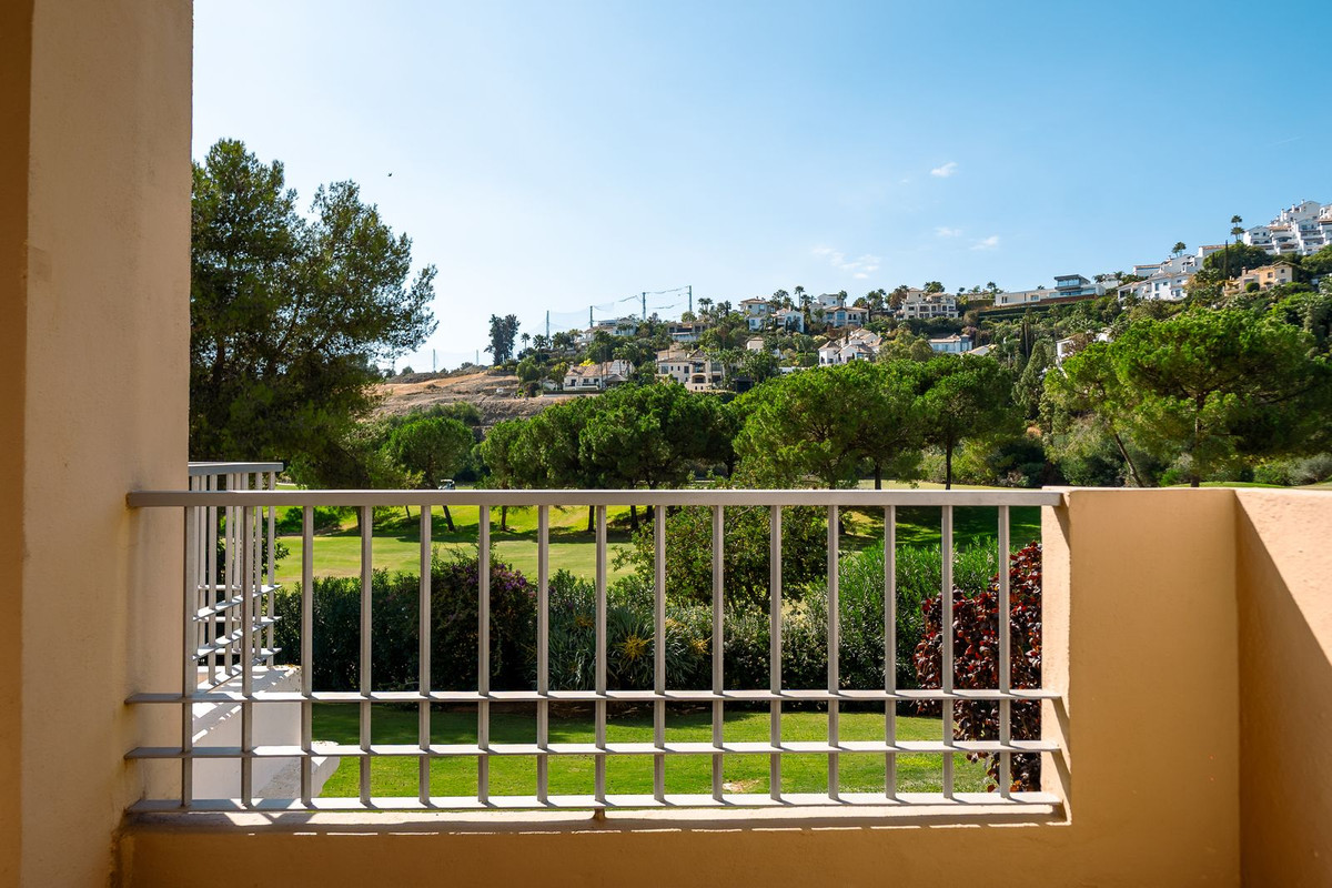 3 спални - Апартамент за продажба в Los Arqueros, Benahavis