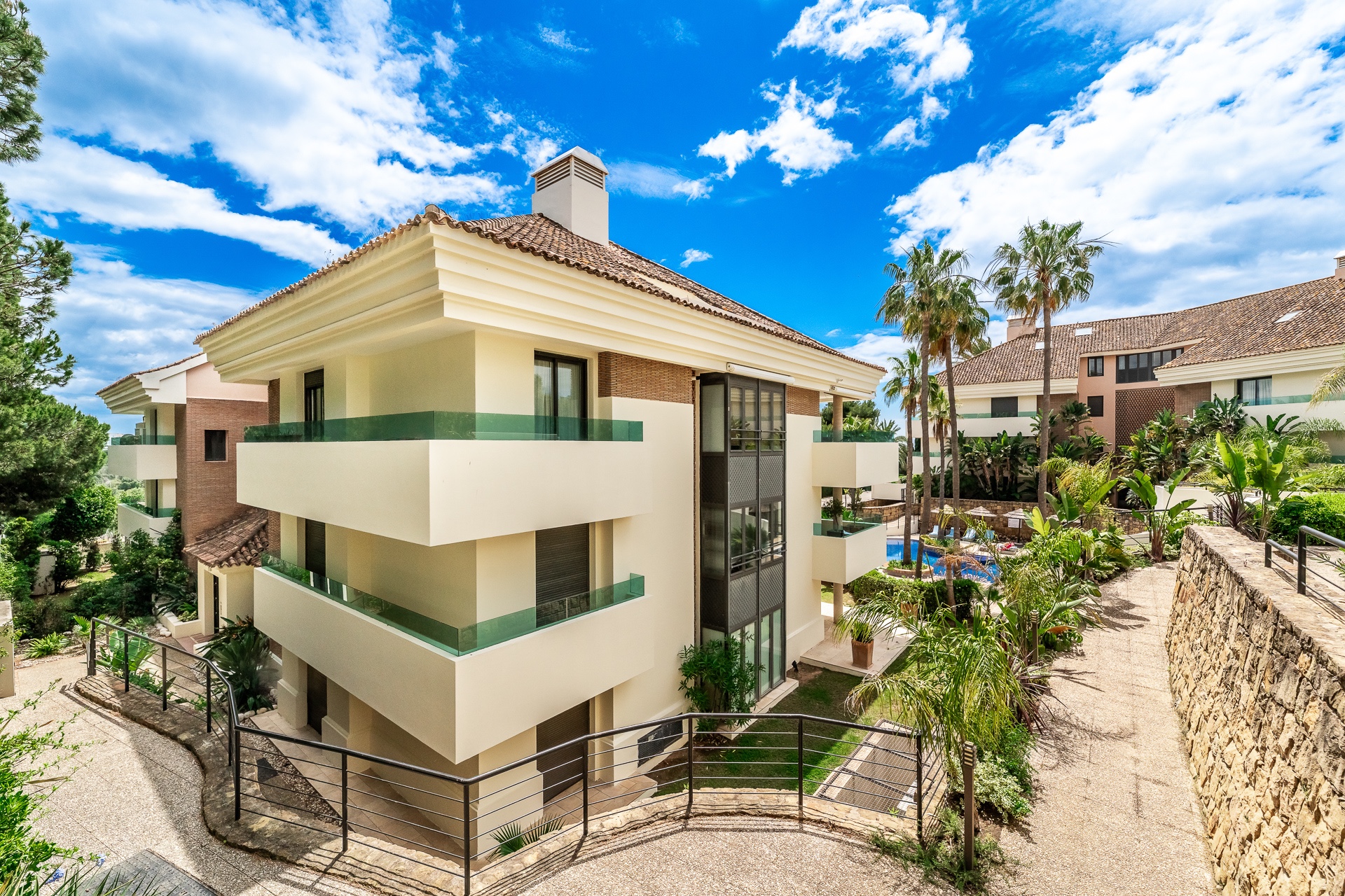 Piso de 3 Dormitorios y 3 Baños en venta en Los Monteros, Marbella