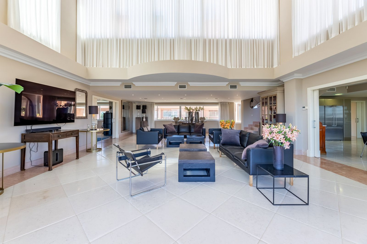 Ático de 5 Dormitorios y 6 Baños en venta en Nueva Andalucía, Marbella
