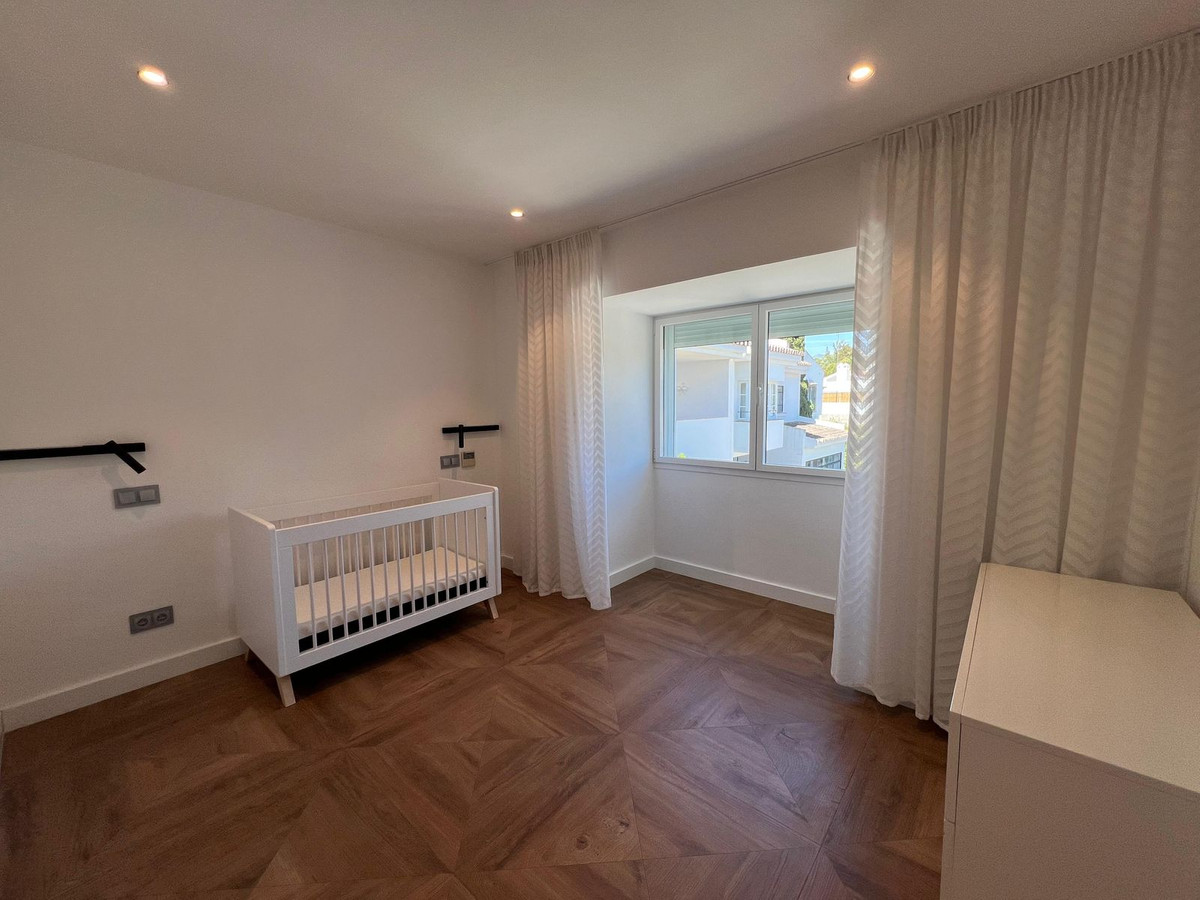 Casa Adosada de 5 Dormitorios en venta en Nueva Andalucía, Marbella