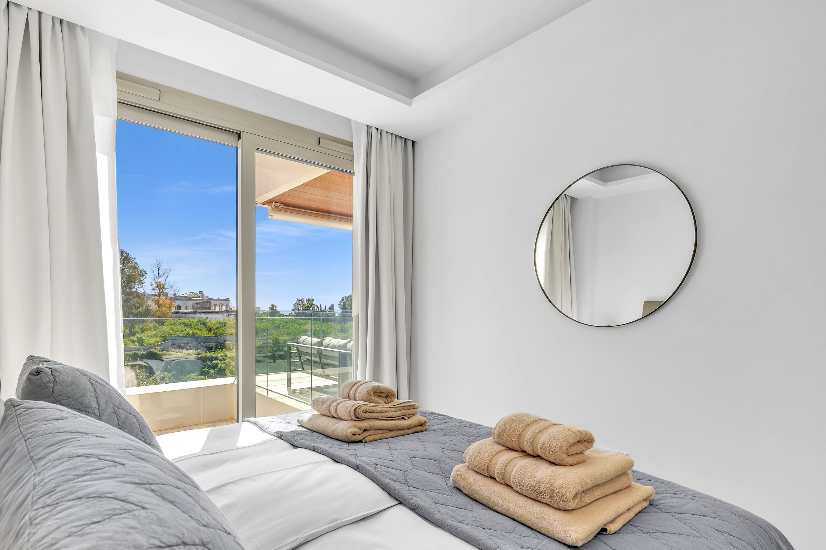 Piso de 3 Dormitorios y 3 Baños en alquiler vacacional en Milla de Oro, Marbella