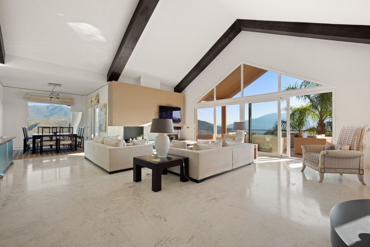 Casa de 5 Dormitorios y 4 Baños en venta en La Mairena, Marbella