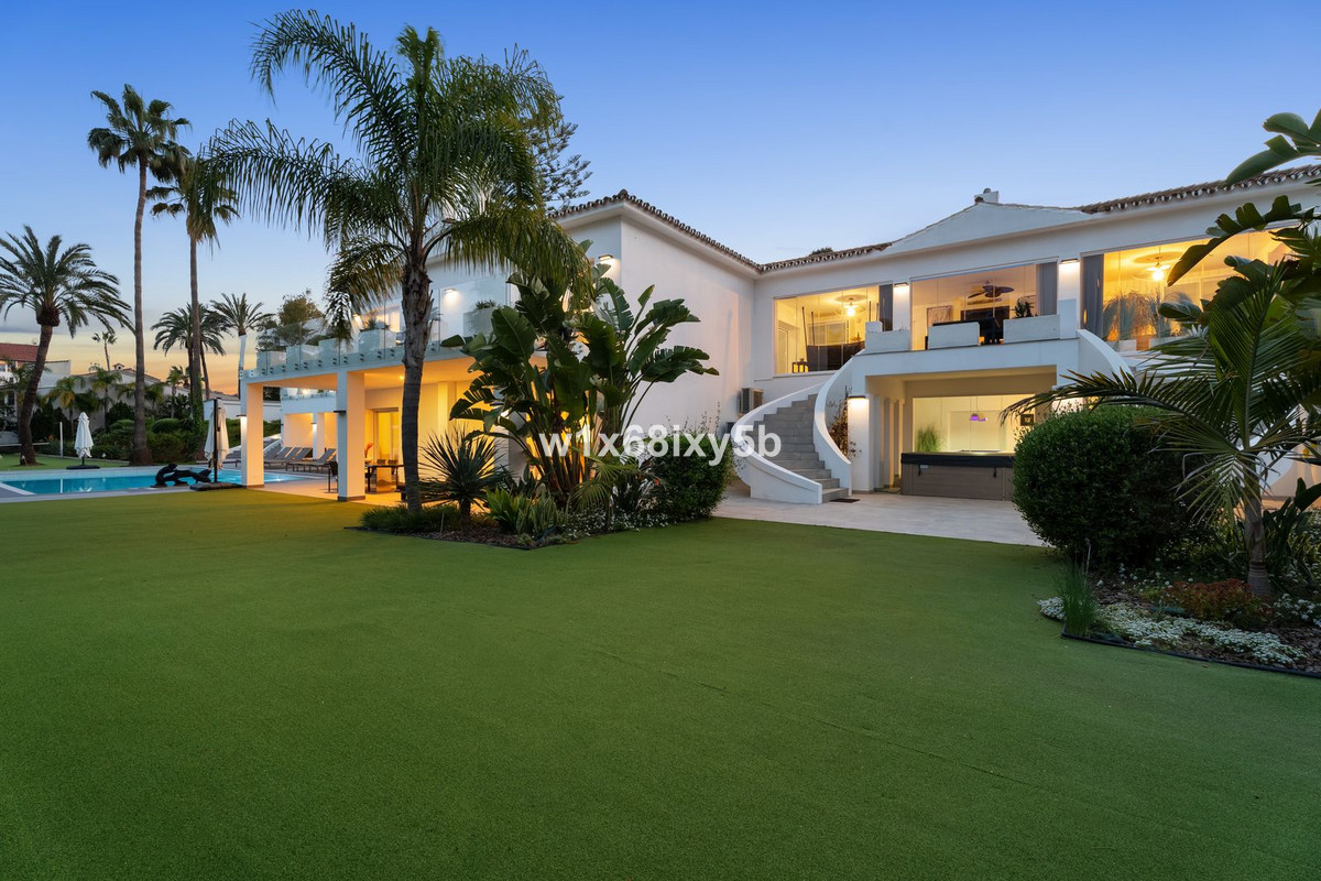 Casa de 10 Dormitorios y 10 Baños en venta en Atalaya, Estepona