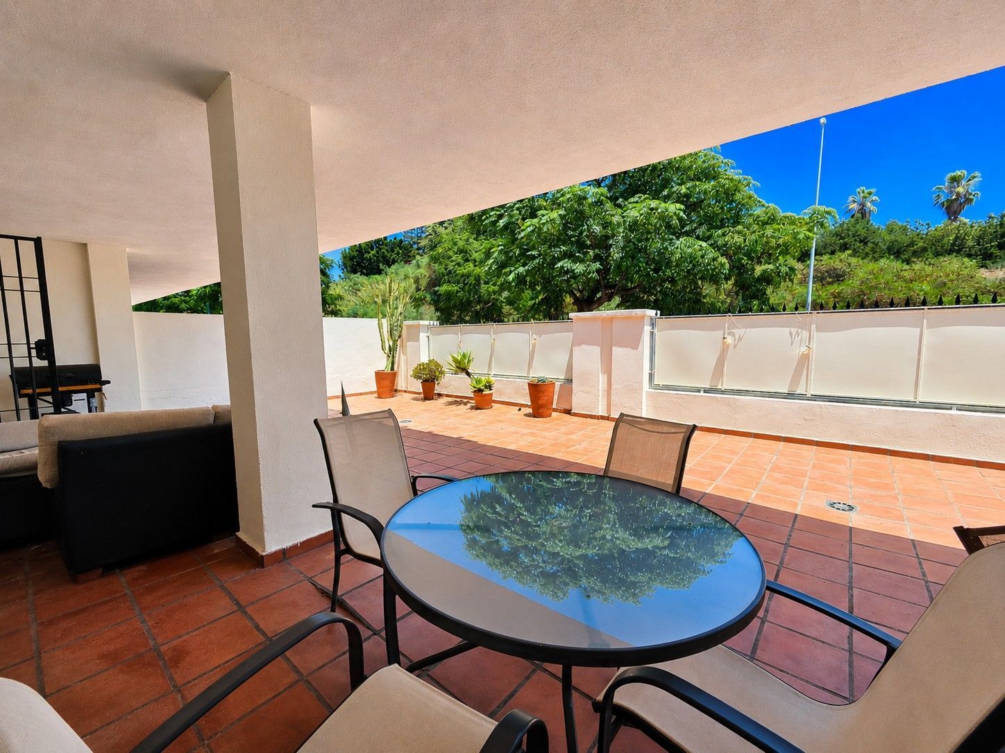 Piso de 2 Dormitorios y 2 Baños en venta en Nueva Andalucía, Marbella