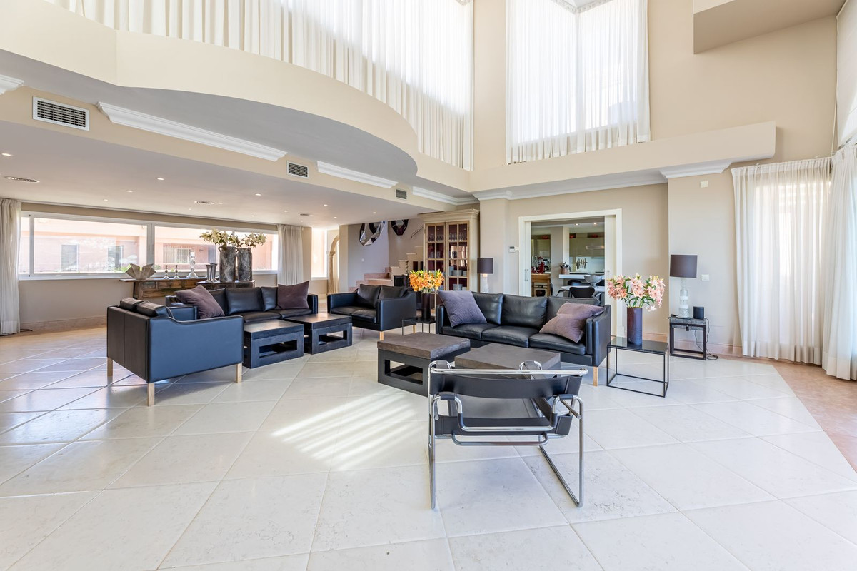 Ático de 5 Dormitorios y 6 Baños en venta en Nueva Andalucía, Marbella