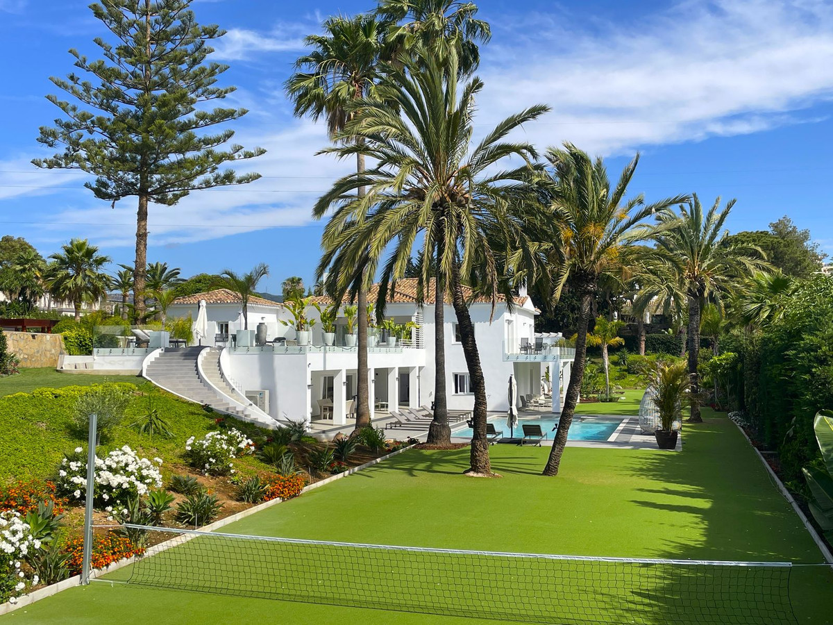 6 Bed - Villa for Sale in Atalaya, Estepona