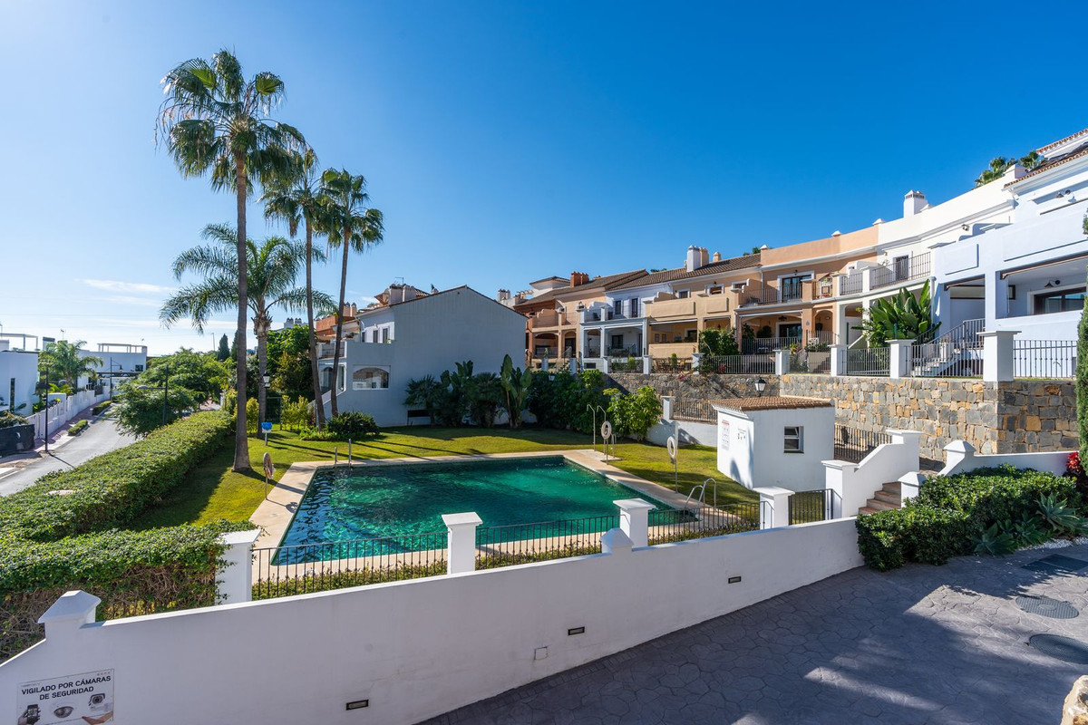 Casa Adosada de 4 Dormitorios y 3 Baños en venta en El Paraíso, Estepona