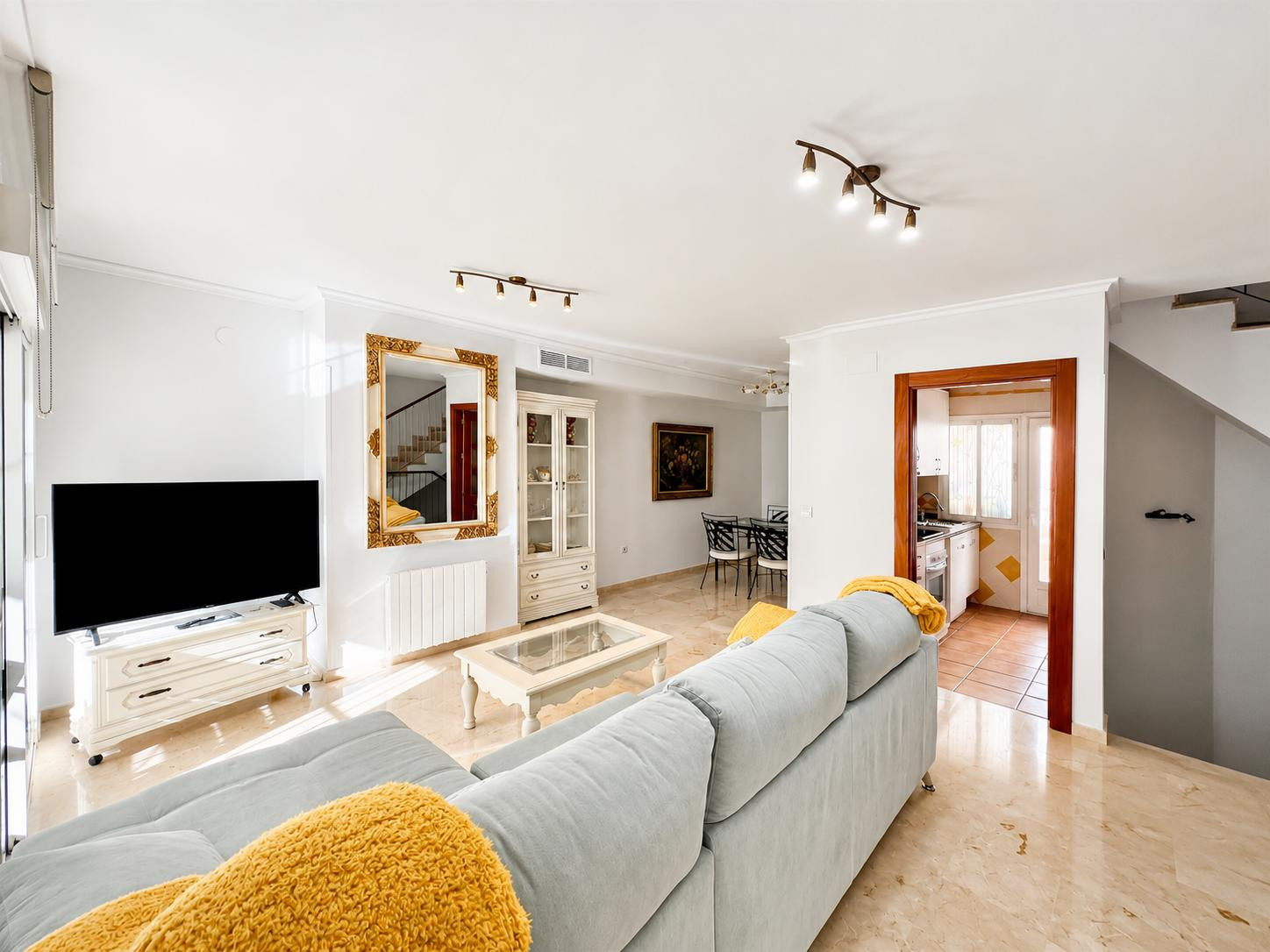 Casa Adosada de 3 Dormitorios en venta en Costabella, Marbella