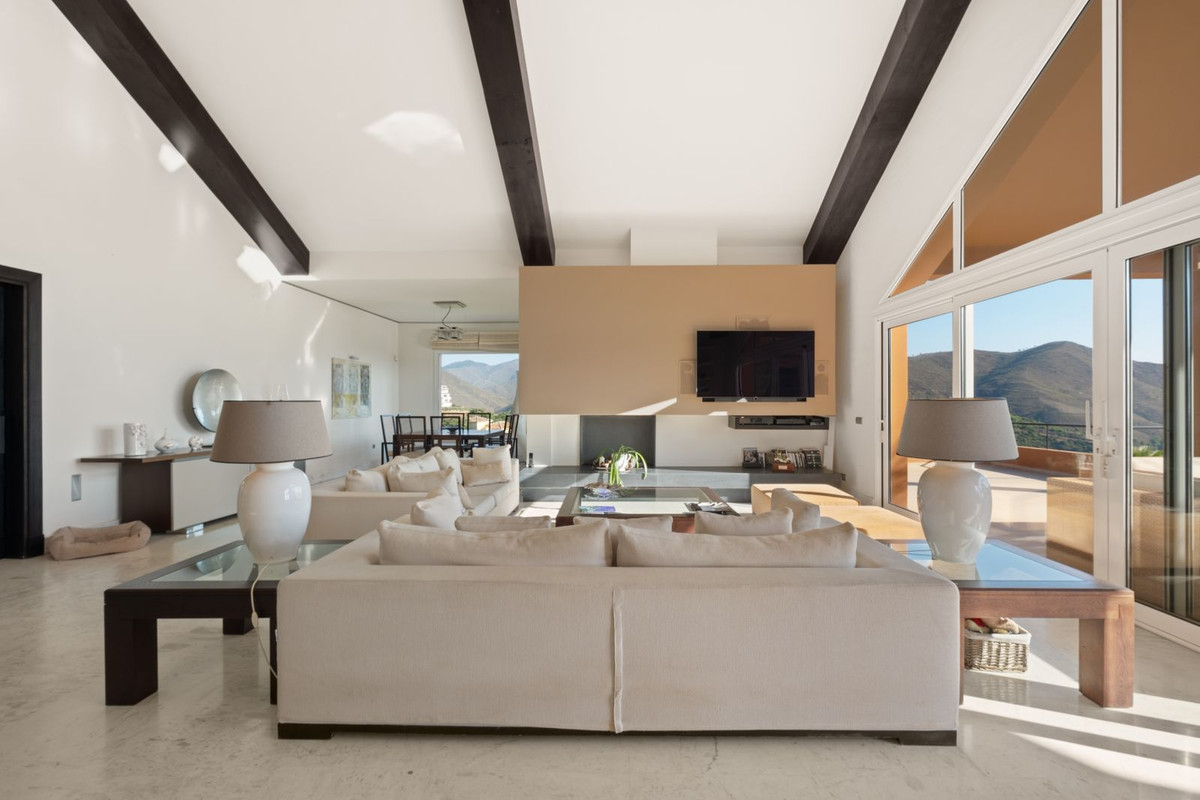 Casa de 5 Dormitorios y 4 Baños en venta en La Mairena, Marbella