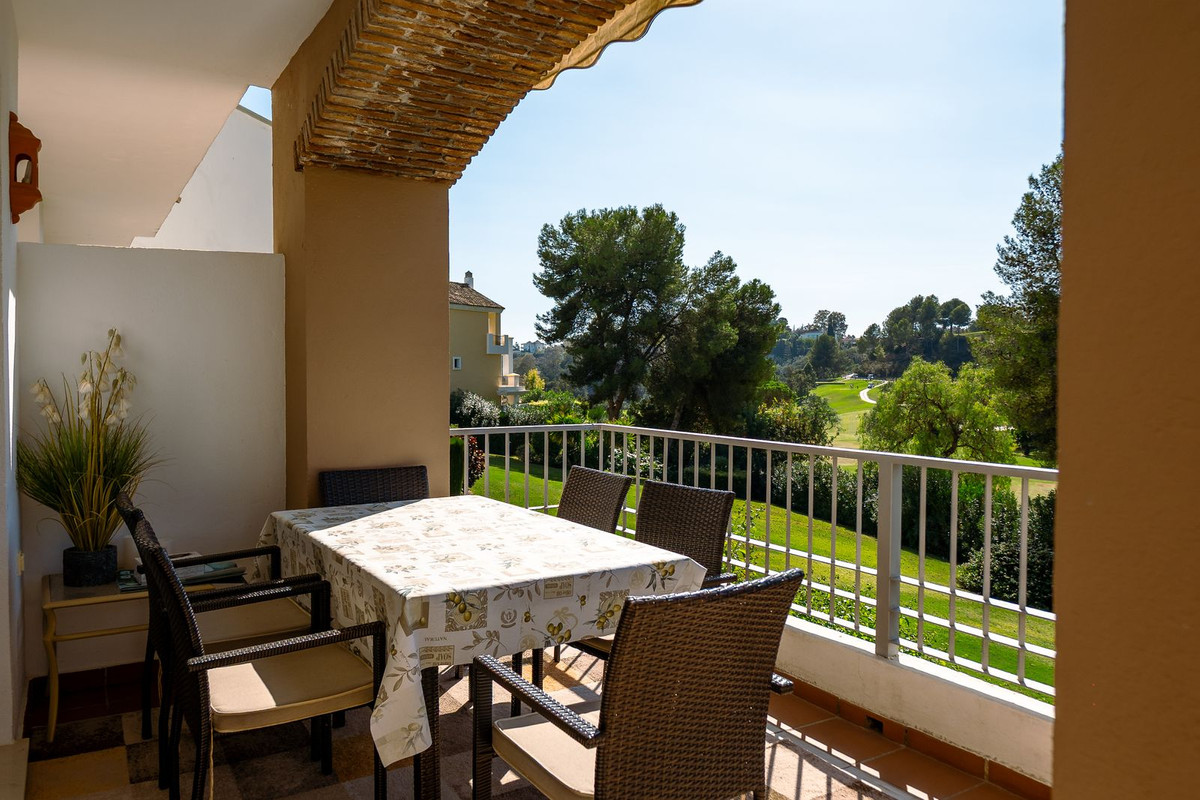 3 спални - Апартамент за продажба в Los Arqueros, Benahavis