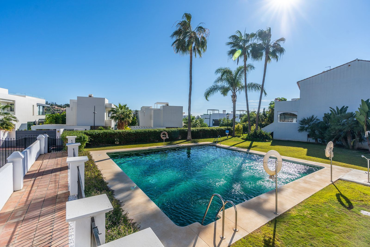 Casa Adosada de 4 Dormitorios y 3 Baños en venta en El Paraíso, Estepona