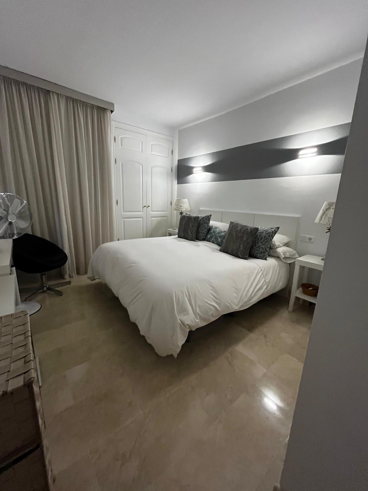 Piso de 2 Dormitorios en venta en Elviria, Marbella