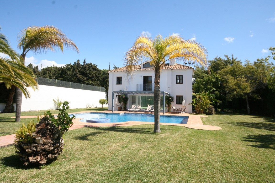 Casa de 6 Dormitorios y 8 Baños en venta en Guadalmina Baja, San Pedro de Alcántara