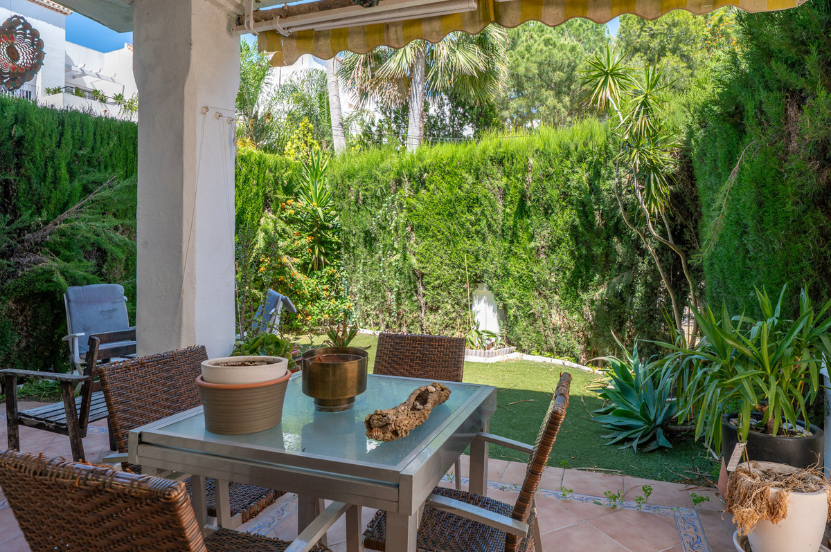 Piso de 2 Dormitorios y 2 Baños en venta en Nueva Andalucía, Marbella