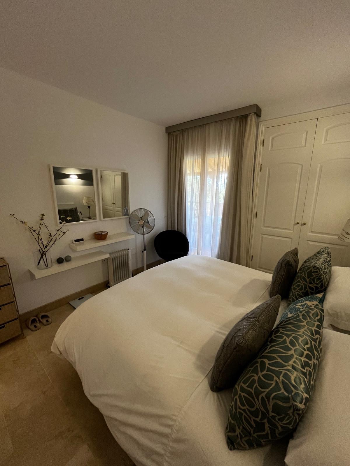 Piso de 2 Dormitorios en venta en Elviria, Marbella
