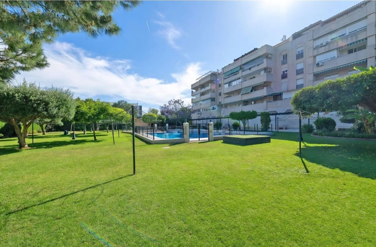 Piso de 4 Dormitorios y 2 Baños en venta en Churriana, Málaga