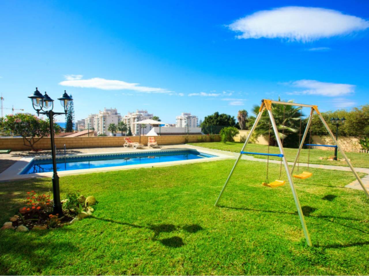 Casa Adosada de 5 Dormitorios en alquiler vacacional en Rincón de la Victoria